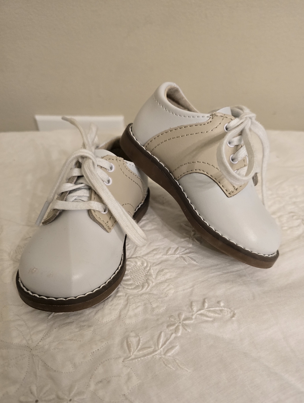 FootMates Cheer Saddle Oxford Shoes in White and Ecru 4.5 Wide